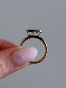 Bague de fiançailles en diamant de laboratoire radiant est-ouest 2 CT, sertie clos. Certifié IGI - Product Image 2