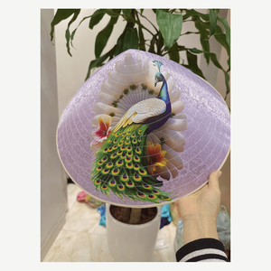 Chapeau conique artisanal en feuilles de palmier Non La du Vietnam, souvenir culturel traditionnel - Product Image 1