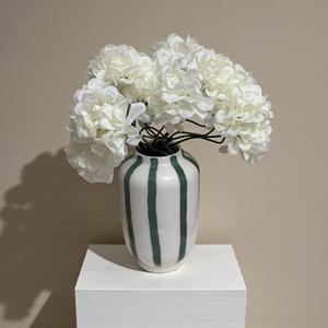 Elegante Jarrón de Cerámica Blanco con Diseño de Rayas Verdes Pintadas a Mano, Acabado Brillante y Acento Moderno para Decoración de Hogar de Lujo - Product Image 1