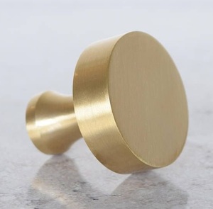 Bouton de meuble cylindrique doré mat avec profil rond minimaliste et finition brossée lisse pour armoires de cuisine modernes et penderies - Product Image 3
