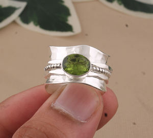 แหวนเงินแท้ 925 ประดับเพอริดอทดิบธรรมชาติ ทรงวงแหวน ประดับพลอยสีเขียว ของขวัญวันเกิดสำหรับผู้หญิง เนื่องในเดือนสิงหาคม - Product Image 4