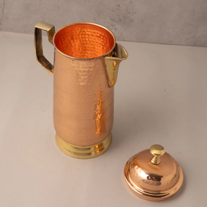 Carafe en cuivre martelé classique, d'aspect antique, avec un accent doré sur la base. Disponible au prix de gros. - Product Image 6