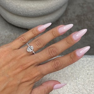 Anillo de Compromiso de Malaquita de Lujo con Corte Brillante de 2.50 Quilates, Engaste Oculto con Pavé Lateral, Certificado IGI, Oro Blanco de 18k, para Boda o Fiesta - Product Image 1