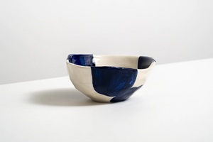 Bol à soupe artisanal en céramique peint à la main, motif géométrique abstrait audacieux, finition émaillée résistante à la chaleur pour un attrait moderne à la table - Product Image 3