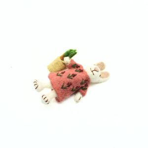 Muñeco de Conejo de Fieltro Hecho a Mano de Lujo con Zanahoria de Lana, Adorno Navideño Blanco/Rosa, Ecológico, No Tóxico, Regalo - Product Image 2