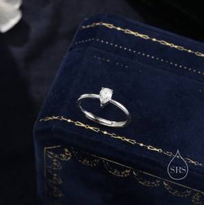 Anillo de Compromiso CZ Droplet en Plata de Ley, Corte Pera de 4x6mm con Engaste de Garras, Anillo de Lujo Ajustable - Product Image 3