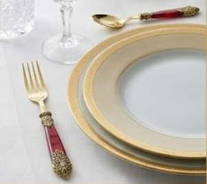 Service de couverts vintage plaqué or avec manches rouges et décorations ornées pour une présentation élégante de table de mariage - Product Image 2