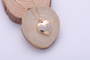 Collier pendentif en forme de pieds de bébé avec cœur, incrustation de cristaux, cadeau pour maman, bijoux en or jaune/blanc/rose 9 carats - Product Image 4