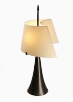 Lampe de table artisanale en métal moderne Nyxora Atelier, abat-jour en tissu beige, base géométrique, design du milieu du siècle, autocollante, décoration intérieure
