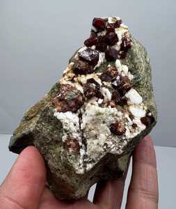 Spécimen de cristaux de grenat entièrement terminés provenant de Laghman, Afghanistan, minéral naturel, pierre précieuse de collection pour exposition - Product Image 6