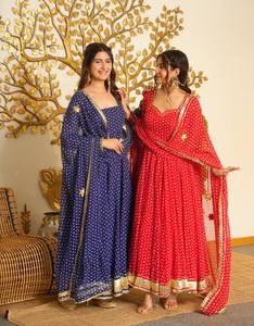 Ensemble indien pakistanais en georgette rouge avec imprimé Butti doré et bordure en dentelle, robe et chemisier pour fêtes et mariages - Product Image 3