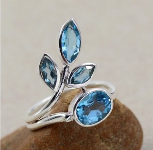 Bague Feuille de Topaze Bleue en Argent Sterling 925, Faite à la Main, Pierre Précieuse Bleue Naturelle, Bague Statement, Bijou Botanique pour Femme - Product Image 1