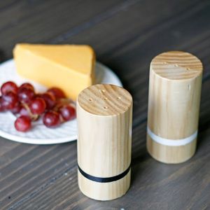 Accesorios de mesa texturizados de madera y latón hechos a mano de primera calidad, accesorios gourmet para servir, accesorios contemporáneos para comedor. - Product Image 1