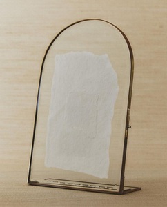 Cadre photo classique de luxe en métal doré cintrée avec verre, cadre photo de table moderne et minimaliste pour la décoration de la maison et du bureau - Product Image 4