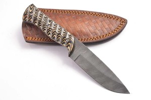Couteau de chasse à lame fixe en acier Damas, pointe tombante, manche pleine longueur avec fourreau en cuir, manche en bois Pakka avec rainures - Product Image 1