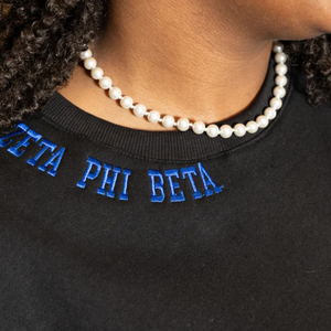 Sweat-shirt Zeta Phi Beta en chenille noir pour femme, avec motif au dos, lettres grecques brodées, col rond, haut décontracté de qualité supérieure - Product Image 3