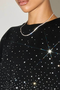 Camiseta corta para mujer con diseño de logotipo personalizado OEM, con cristales de imitación negros, mezcla de algodón, transpirable, estilo urbano. - Product Image 3