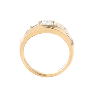 Bague moderne en or jaune massif 14 carats avec 5 pierres serties closes, diamant de laboratoire taille émeraude 1 carat et pierres latérales uniques taille balle conique - Product Image 5