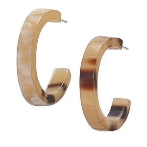 Boucles d'oreilles de luxe faites à la main en corne de buffle pour femmes, vente en gros, boucles d'oreilles personnalisées en corne de vache naturelle, OEM ODM, boucles d'oreilles tendance. - Product Image 1