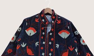เสื้อโค้ทกำมะหยี่สไตล์จีนปักลายดอกไม้ คอจีน ไซส์ใหญ่ เสื้อคลุมผู้หญิง แขนยาว ใส่สบายๆ สำหรับฤดูใบไม้ร่วง - Product Image 4