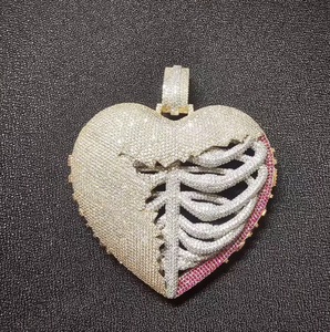 จี้รูปหัวใจ 3 มิติ ขายดี ประดับเพชรโมอิสซาไนต์แท้ จี้รูปหัวใจแบบกำหนดตัวอักษรได้ สไตล์ฮิปฮอปสำหรับผู้ชาย ดีไซน์เงินแท้ 925 ประดับเพชร - Product Image 6