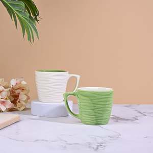 Juego de 2 Tazas de Cerámica Rústicas Verdes con Diseño de Cardamomo - Product Image 1