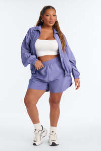 Ensemble décontracté 2 pièces coupe-vent léger pour femme : sweat à capuche zippé à col montant et short à coupe décontractée avec poignets élastiques - Product Image 6