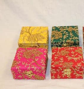 Boîte à cadenas carrée en MDF de 4x4 pouces, brodée à la main avec des motifs religieux Zari, pour les mariages et la décoration de la maison, idéale comme cadeau - Product Image 1