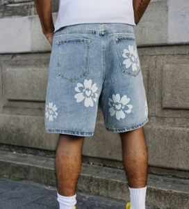 Shorts de Mezclilla para Hombre, Lavado Claro, con Estampado Floral Blanco, Casuales, de Verano - Product Image 2