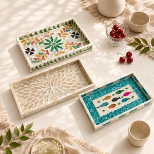 Bandeja Rectangular de Ratán de Alta Calidad con Incrustaciones de Madreperla y Asa Superior con Diseño Floral para el Hogar - Product Image 1