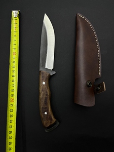 Cuchillo de Caza y Camping, Hoja Fija de Acero al Carbono con Borde Parcialmente Dentado y Mango de Madera de Nogal, Funda de Cuero - Product Image 4