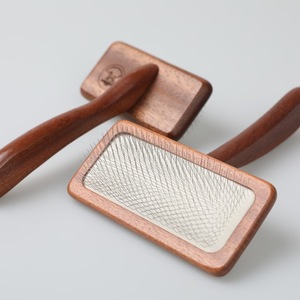 Brosse lissante en bois pour animaux de compagnie, éliminateur de poils, soin des animaux, essentiels pour animaux, brosse douce au toucher, peigne à poils souples - Product Image 4