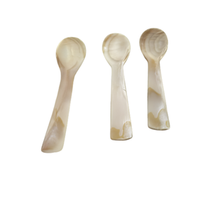 Cuillère artisanale vietnamienne en nacre blanche, fabriquée à partir de coquillages naturels, pour le café, les desserts et la décoration de table - Product Image 1