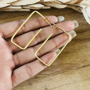 Boucles d'oreilles créoles rectangulaires minimalistes, modèle populaire, en laiton pour hommes, finition laiton antique, design géométrique, vente en gros/OEM/ODM - Product Image 2