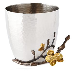 Elegante florero esférico plateado adornado con delicadas calas de tallo dorado. Arte moderno, disponible a precios de mayorista. - Product Image 4