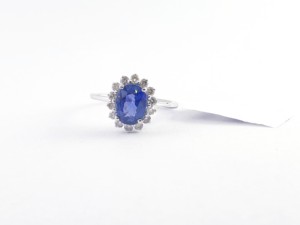 Bague sophistiquée pour femme en or 14 carats avec pierre ovale en saphir bleu, bijoux modernes en or jaune, collection élégante de mariage haut de gamme - Product Image 1