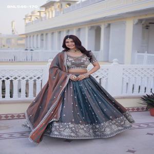 Magnifique ensemble Lehenga Choli et Dupatta en soie de créateur, brodé de paillettes et de fils, provenant d'un fournisseur indien. - Product Image 1