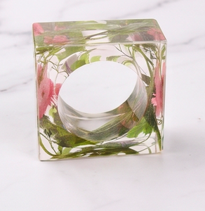 Ronds de serviette carrés en résine avec fleurs roses pressées et feuilles vertes pour une décoration de table élégante - Product Image 1