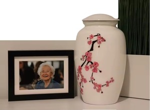 Urnes décoratives en métal pour une présentation élégante de l'intérieur de la maison, avec une construction robuste et un design classique, adaptées à un usage quotidien - Product Image 4