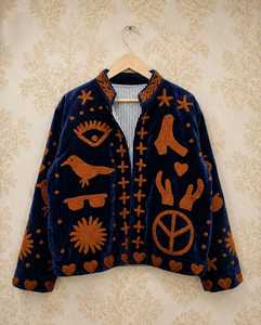 Chaqueta Corta de Terciopelo Azul Marino con Textura Artesanal, Bordado Cálido Color Óxido, Estilo Bohemio, Arte Folclórico, Sueño Celestial, de Gran Impacto - Product Image 2