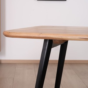 โต๊ะรับประทานอาหารวานดาน่า ไอวอรี่ บาลานซ์ ดีไซน์โปร่งสบาย ทำจากไม้กระถินพร้อมฐานโลหะสีดำ รูปแบบพัซเซิล ขนาด 175 ซม. - Product Image 5