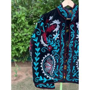 Chaqueta Corta de Mujer con Cuello Mandarín, Bordado Floral Hecho a Mano, Terciopelo Transpirable y Algodón, Diseño de Manga Larga para Otoño - Product Image 2