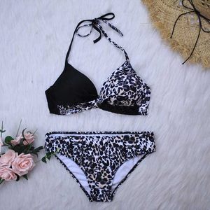 Conjunto de Bikini con Estampado de Leopardo para Mujer, Top Halter con Diseño Cruzado, Braguita Hipster, Traje de Baño Elástico - Product Image 1