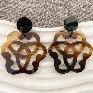 Boucles d'oreilles pendantes tendance en corne naturelle pour femme, style papillon classique fait main, origine Inde, élégantes et à la mode - Product Image 6