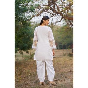 Kurti de Algodón Blanco Bordado de Primera Calidad con Salwar a Juego, Cuello en V, Ropa Étnica para Mujer, Disponible a Precio de Exportación - Product Image 2