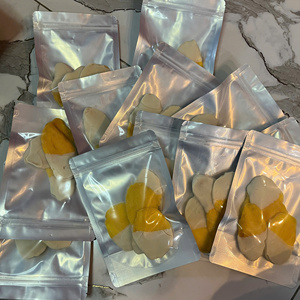 Tranches de mangue trempées dans du chocolat blanc du Vietnam pour les menus de café, emballages de vente au détail, garnitures de desserts et assortiments de cadeaux pour fêtes - Product Image 1