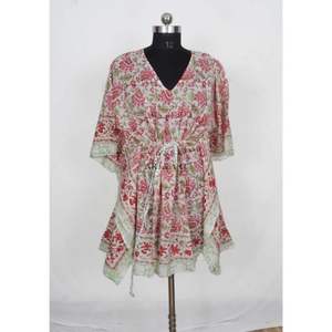 ชุดคลุมชายหาดผ้าฝ้ายอินเดียพิมพ์ลายดอกไม้ใหม่ คอวี แขนสั้น รูดเชือก ปรับได้ ทรงปล่อยชายกระโปรงยาวเต็มตัว แต่งลูกไม้ เหมาะสำหรับฤดูร้อน สำหรับผู้หญิง - Product Image 1