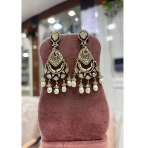 Pendientes Elegantes de Alta Calidad con Circonitas y Baño de Oro, Diseño Fusion para Mujer, Ideales para Fiestas Nocturnas, Colección de Moda - Product Image 1