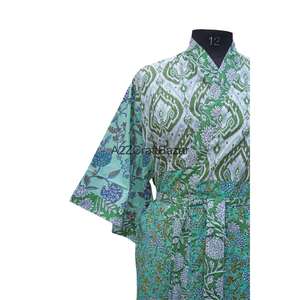 Bata Kimono Corta de Mujer con Cuello en V y Cordón Ajustable, Estampado Floral Digital, 100% Algodón, Manga Tres Cuartos, Tejido Transpirable No Tejido - Product Image 3
