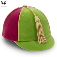 Fournisseur en gros : Casquette en velours rayée vert citron et magenta avec passepoil tressé doré et pompon, idéale pour les événements sportifs et cérémonies.